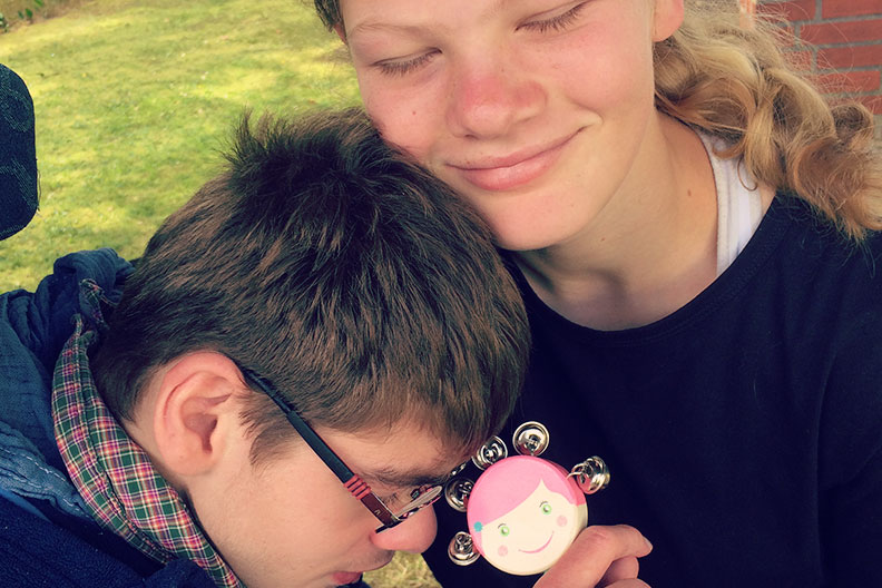 Foto von zwei jungen Menschen