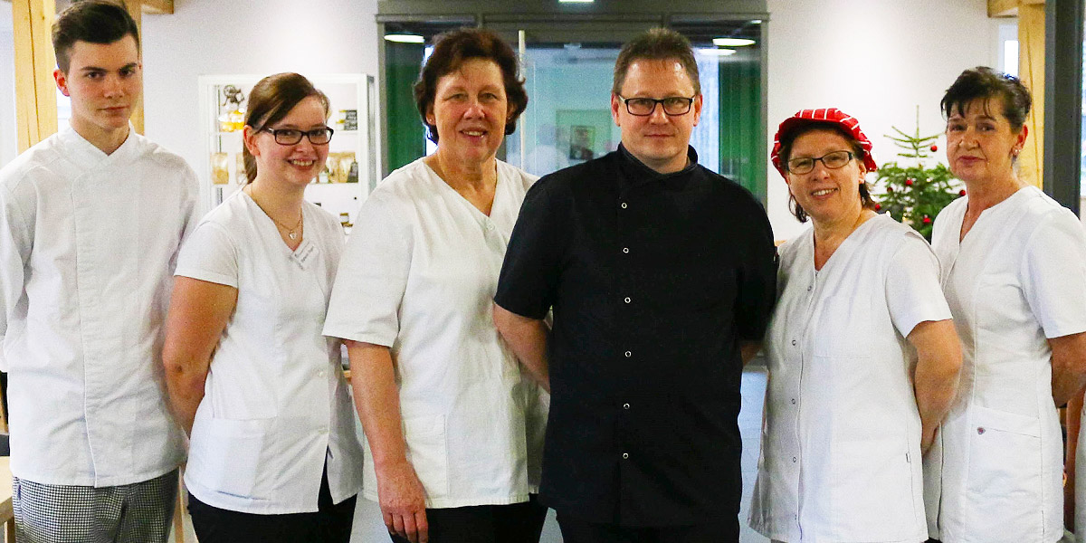 Gruppenfoto: Unser Küchenteam mit Küchenchef Helmut Griebl an der Spitze (m.)